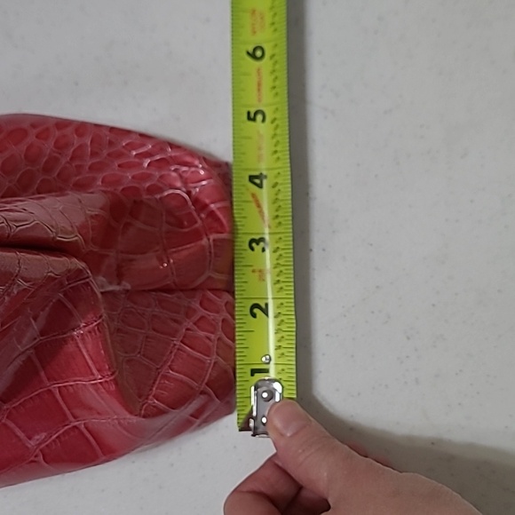 Elegant Pink Crocodile-Embossed Women's Bag - Picture 13 of 14